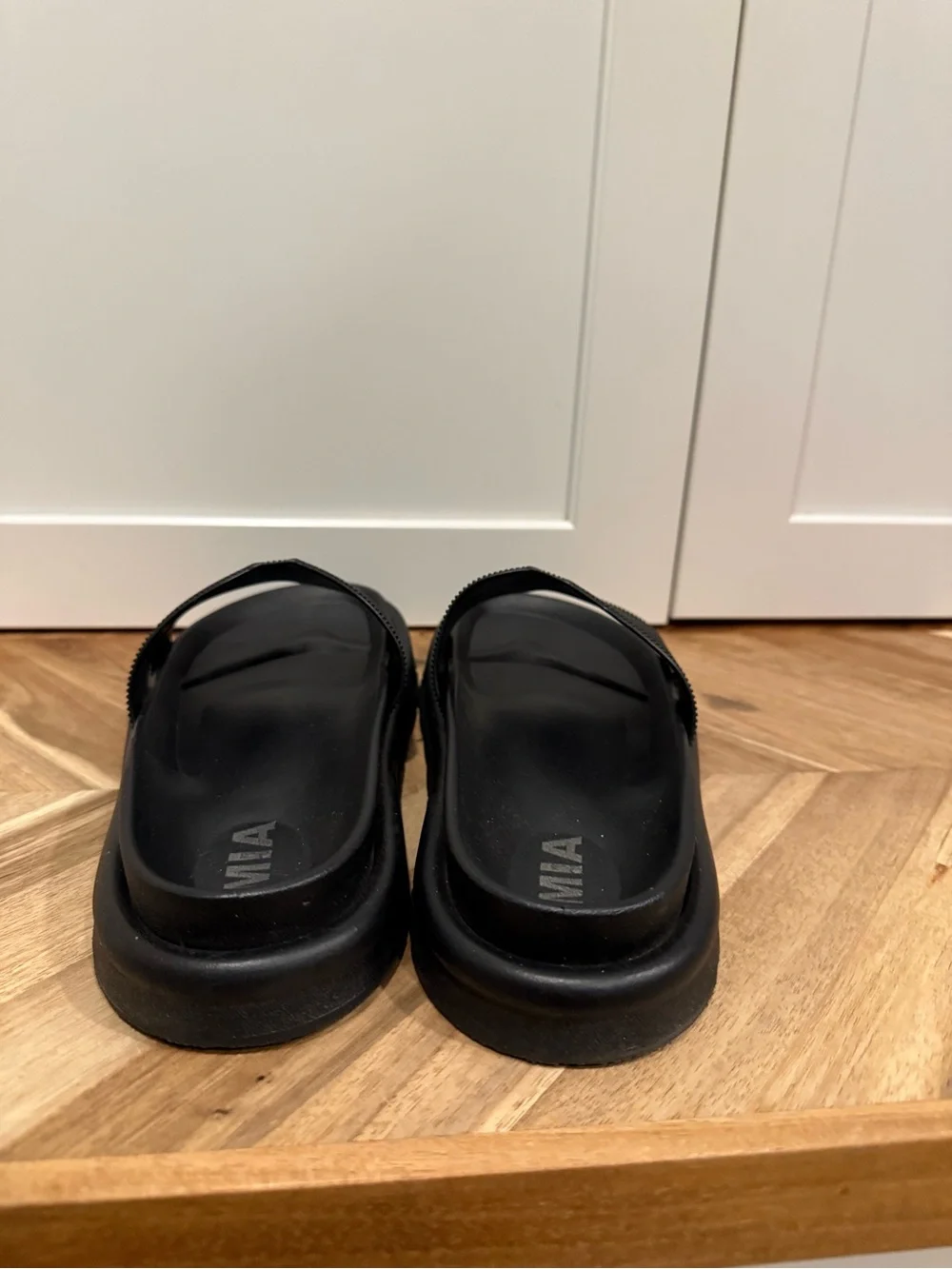 MIA women’s size 8 Textured Black Slide Sandals